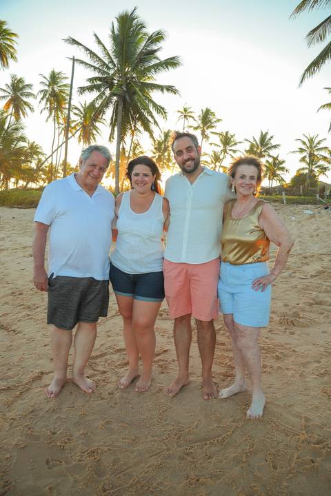 Procurando o que fazer em Praia do Forte, Bahia? Viva uma experiência inesquecível com um ensaio fotográfico em família ao pôr do sol. Momentos de amor, conexão e beleza registrados para sempre.'