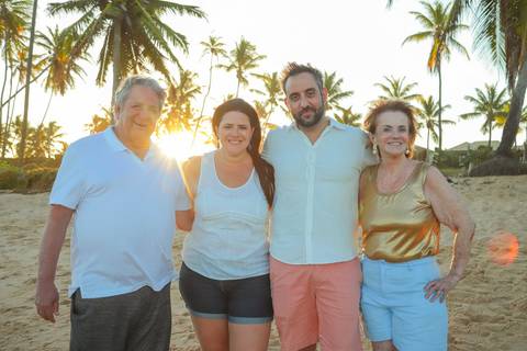 Procurando o que fazer em Praia do Forte, Bahia? Viva uma experiência inesquecível com um ensaio fotográfico em família ao pôr do sol. Momentos de amor, conexão e beleza registrados para sempre.'
