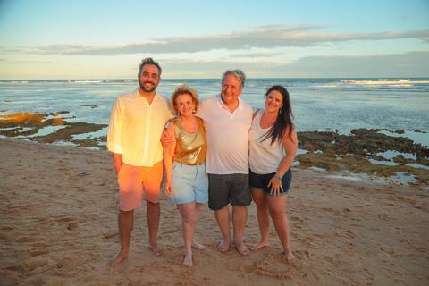 Procurando o que fazer em Praia do Forte, Bahia? Viva uma experiência inesquecível com um ensaio fotográfico em família ao pôr do sol. Momentos de amor, conexão e beleza registrados para sempre.'