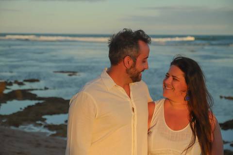 Procurando o que fazer em Praia do Forte, Bahia? Viva uma experiência inesquecível com um ensaio fotográfico em família ao pôr do sol. Momentos de amor, conexão e beleza registrados para sempre.'