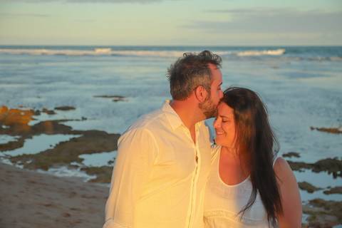 Procurando o que fazer em Praia do Forte, Bahia? Viva uma experiência inesquecível com um ensaio fotográfico em família ao pôr do sol. Momentos de amor, conexão e beleza registrados para sempre.'