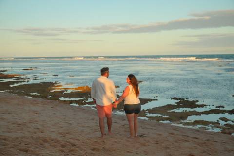 Procurando o que fazer em Praia do Forte, Bahia? Viva uma experiência inesquecível com um ensaio fotográfico em família ao pôr do sol. Momentos de amor, conexão e beleza registrados para sempre.'
