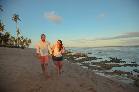 Procurando o que fazer em Praia do Forte, Bahia? Viva uma experiência inesquecível com um ensaio fotográfico em família ao pôr do sol. Momentos de amor, conexão e beleza registrados para sempre.'