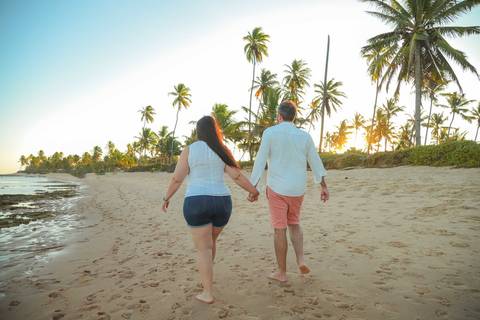 Procurando o que fazer em Praia do Forte, Bahia? Viva uma experiência inesquecível com um ensaio fotográfico em família ao pôr do sol. Momentos de amor, conexão e beleza registrados para sempre.'
