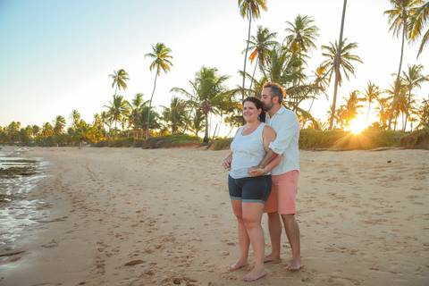 Entre as melhores experiências em Praia do Forte-BA está viver um ensaio fotográfico em família. Uma forma encantadora de celebrar o amor e levar para casa lembranças eternas.'