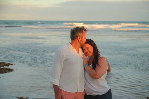 Entre as melhores experiências em Praia do Forte-BA está viver um ensaio fotográfico em família. Uma forma encantadora de celebrar o amor e levar para casa lembranças eternas.'