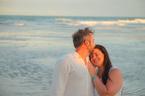 Entre as melhores experiências em Praia do Forte-BA está viver um ensaio fotográfico em família. Uma forma encantadora de celebrar o amor e levar para casa lembranças eternas.'