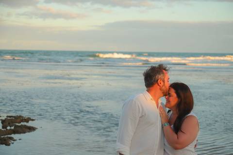 Entre as melhores experiências em Praia do Forte-BA está viver um ensaio fotográfico em família. Uma forma encantadora de celebrar o amor e levar para casa lembranças eternas.'