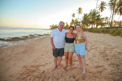 Entre as melhores experiências em Praia do Forte-BA está viver um ensaio fotográfico em família. Uma forma encantadora de celebrar o amor e levar para casa lembranças eternas.'