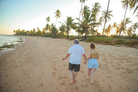 Entre as melhores experiências em Praia do Forte-BA está viver um ensaio fotográfico em família. Uma forma encantadora de celebrar o amor e levar para casa lembranças eternas.'
