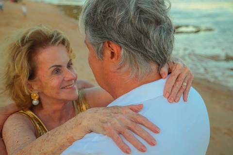 Se você busca o que fazer em Praia do Forte além da praia, um ensaio fotográfico é uma experiência emocionante e única para casais e famílias que desejam eternizar momentos especiais.'