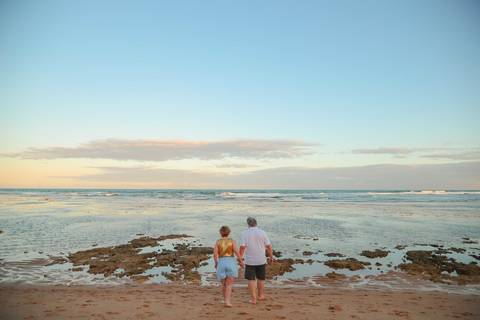 Se você busca o que fazer em Praia do Forte além da praia, um ensaio fotográfico é uma experiência emocionante e única para casais e famílias que desejam eternizar momentos especiais.'