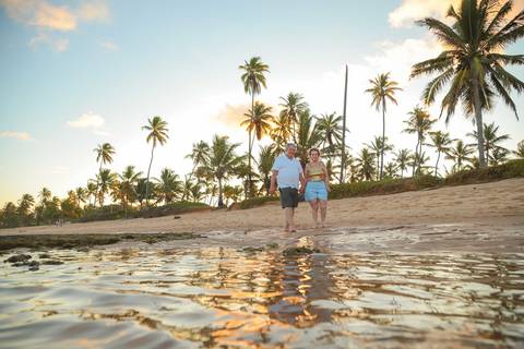 Se você busca o que fazer em Praia do Forte além da praia, um ensaio fotográfico é uma experiência emocionante e única para casais e famílias que desejam eternizar momentos especiais.'