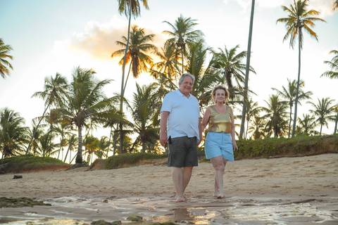 Praia do Forte é um destino encantador na Bahia, perfeito para registrar sua história em um ensaio fotográfico. Uma vivência leve, divertida e cheia de significado à beira-mar.'