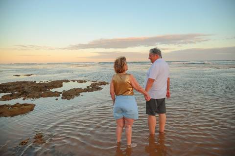 Praia do Forte é um destino encantador na Bahia, perfeito para registrar sua história em um ensaio fotográfico. Uma vivência leve, divertida e cheia de significado à beira-mar.'