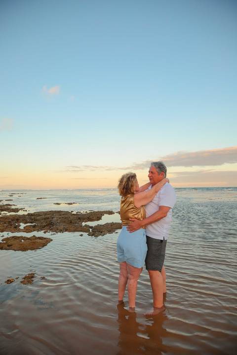 Praia do Forte é um destino encantador na Bahia, perfeito para registrar sua história em um ensaio fotográfico. Uma vivência leve, divertida e cheia de significado à beira-mar.'