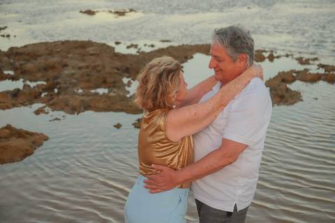 Praia do Forte é um destino encantador na Bahia, perfeito para registrar sua história em um ensaio fotográfico. Uma vivência leve, divertida e cheia de significado à beira-mar.'