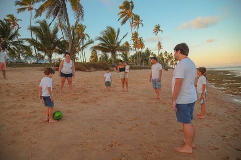 Praia do Forte é um destino encantador na Bahia, perfeito para registrar sua história em um ensaio fotográfico. Uma vivência leve, divertida e cheia de significado à beira-mar.'