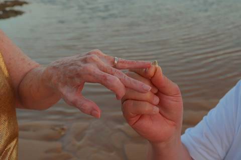Praia do Forte é um destino encantador na Bahia, perfeito para registrar sua história em um ensaio fotográfico. Uma vivência leve, divertida e cheia de significado à beira-mar.'