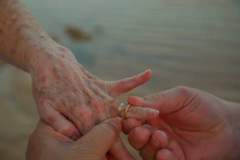 Faça do seu passeio em Praia do Forte uma lembrança inesquecível. Um ensaio fotográfico é a oportunidade de viver um momento único com sua família e celebrar o amor em cada clique.'