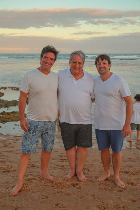 Faça do seu passeio em Praia do Forte uma lembrança inesquecível. Um ensaio fotográfico é a oportunidade de viver um momento único com sua família e celebrar o amor em cada clique.'