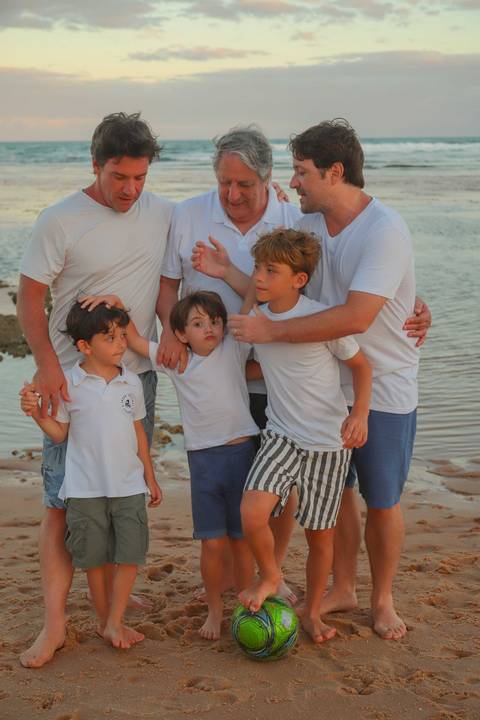 O que fazer em Praia do Forte, Bahia? Que tal um ensaio fotográfico ao entardecer, com o mar, a luz dourada e sua família vivendo uma experiência de conexão e alegria?'