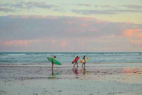 O que fazer em Praia do Forte, Bahia? Que tal um ensaio fotográfico ao entardecer, com o mar, a luz dourada e sua família vivendo uma experiência de conexão e alegria?'