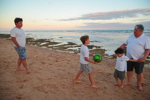 O que fazer em Praia do Forte, Bahia? Que tal um ensaio fotográfico ao entardecer, com o mar, a luz dourada e sua família vivendo uma experiência de conexão e alegria?'