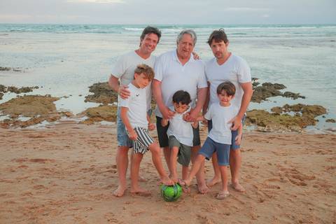 O que fazer em Praia do Forte, Bahia? Que tal um ensaio fotográfico ao entardecer, com o mar, a luz dourada e sua família vivendo uma experiência de conexão e alegria?'