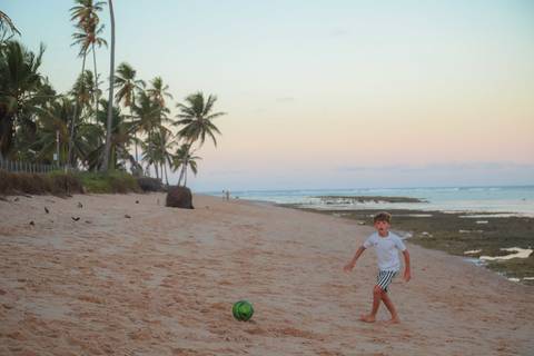 O que fazer em Praia do Forte, Bahia? Que tal um ensaio fotográfico ao entardecer, com o mar, a luz dourada e sua família vivendo uma experiência de conexão e alegria?'
