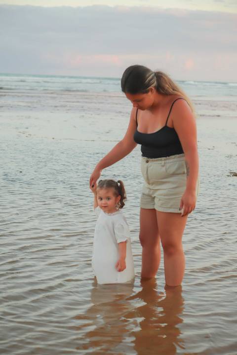 O que fazer em Praia do Forte, Bahia? Que tal um ensaio fotográfico ao entardecer, com o mar, a luz dourada e sua família vivendo uma experiência de conexão e alegria?'