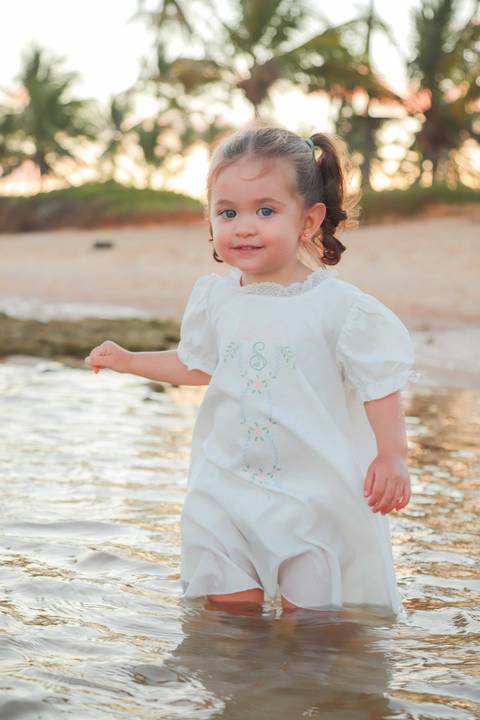 O que fazer em Praia do Forte, Bahia? Que tal um ensaio fotográfico ao entardecer, com o mar, a luz dourada e sua família vivendo uma experiência de conexão e alegria?'