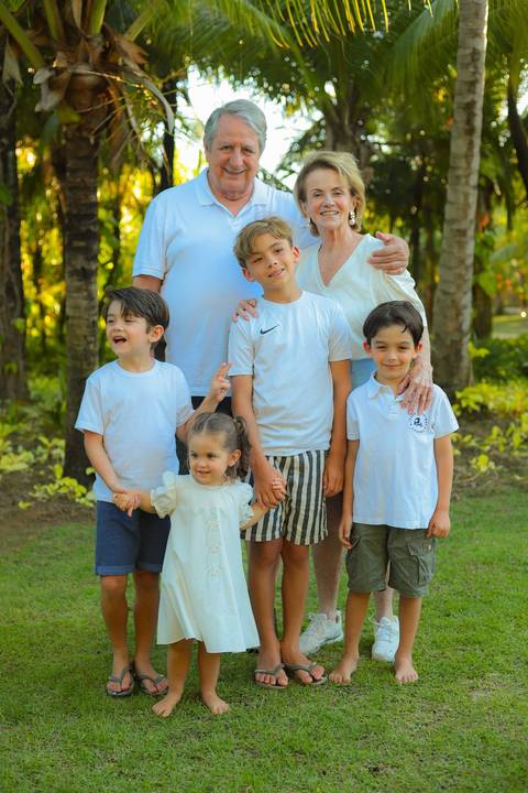 Momentos que o tempo não apaga. Um pôr do sol mágico em Praia do Forte-BA para eternizar os 50 anos de amor de Elisa e Edson.'