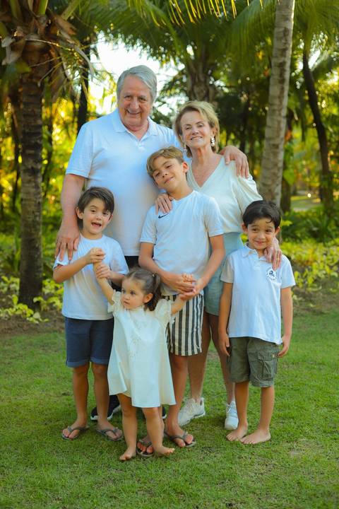 Momentos que o tempo não apaga. Um pôr do sol mágico em Praia do Forte-BA para eternizar os 50 anos de amor de Elisa e Edson.'