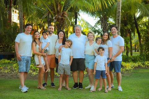 Momentos que o tempo não apaga. Um pôr do sol mágico em Praia do Forte-BA para eternizar os 50 anos de amor de Elisa e Edson.'