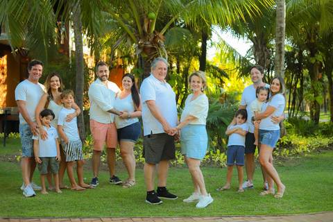 Momentos que o tempo não apaga. Um pôr do sol mágico em Praia do Forte-BA para eternizar os 50 anos de amor de Elisa e Edson.'