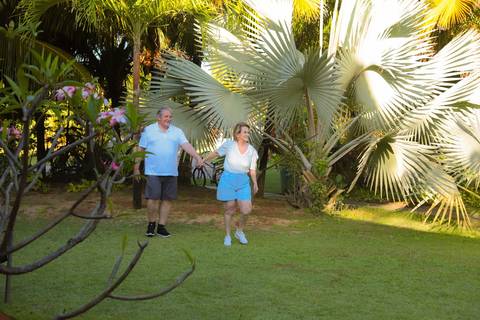 Momentos que o tempo não apaga. Um pôr do sol mágico em Praia do Forte-BA para eternizar os 50 anos de amor de Elisa e Edson.'