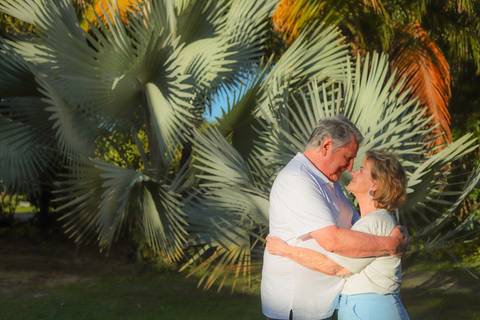 Momentos que o tempo não apaga. Um pôr do sol mágico em Praia do Forte-BA para eternizar os 50 anos de amor de Elisa e Edson.'