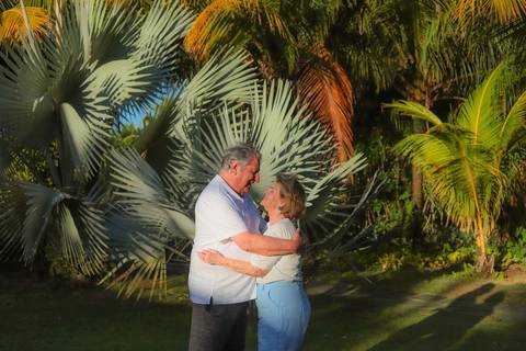 Momentos que o tempo não apaga. Um pôr do sol mágico em Praia do Forte-BA para eternizar os 50 anos de amor de Elisa e Edson.'