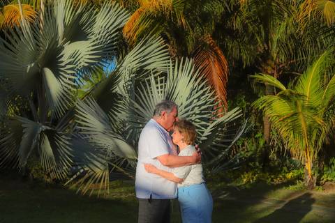 Momentos que o tempo não apaga. Um pôr do sol mágico em Praia do Forte-BA para eternizar os 50 anos de amor de Elisa e Edson.'