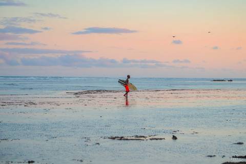 O que fazer em Praia do Forte, Bahia? Que tal um ensaio fotográfico ao entardecer, com o mar, a luz dourada e sua família vivendo uma experiência de conexão e alegria?'