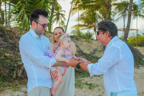 Pequenos passos na areia, grandes lembranças em família. O ensaio de 1 aninho da Celine no Iberostar Selection Praia do Forte transbordou amor, leveza e a energia única desse paraíso no litoral norte da Bahia.'