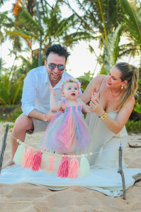 Pequenos passos na areia, grandes lembranças em família. O ensaio de 1 aninho da Celine no Iberostar Selection Praia do Forte transbordou amor, leveza e a energia única desse paraíso no litoral norte da Bahia.'