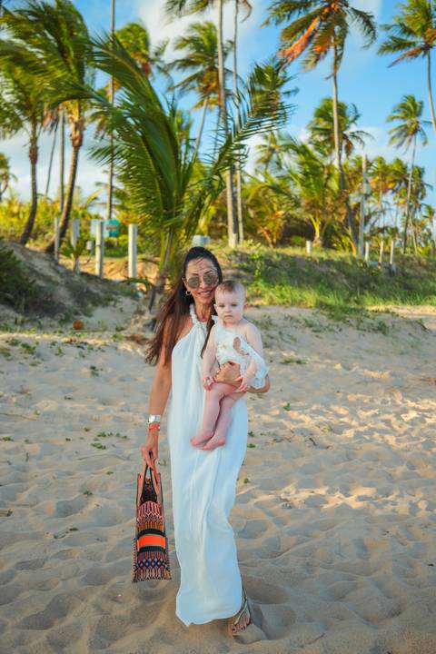 Celine descobrindo o mundo entre o mar e o pôr do sol na Praia do Forte. Um ensaio fotográfico cheio de ternura e liberdade no Iberostar Selection Bahia, onde cada sorriso reflete a pureza da infância e a alegria de estar em família à beira-mar.'