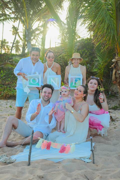 Pequenos passos na areia, grandes lembranças em família. O ensaio de 1 aninho da Celine no Iberostar Selection Praia do Forte transbordou amor, leveza e a energia única desse paraíso no litoral norte da Bahia.'