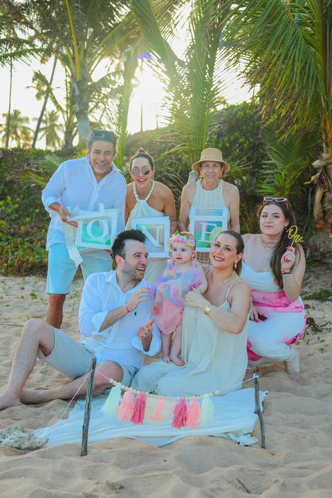 Pequenos passos na areia, grandes lembranças em família. O ensaio de 1 aninho da Celine no Iberostar Selection Praia do Forte transbordou amor, leveza e a energia única desse paraíso no litoral norte da Bahia.'