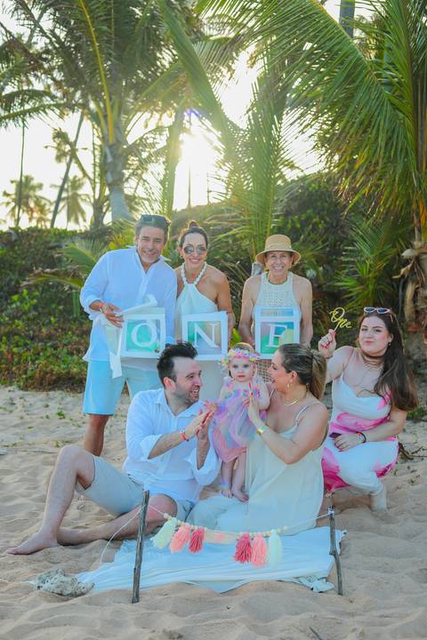 Pequenos passos na areia, grandes lembranças em família. O ensaio de 1 aninho da Celine no Iberostar Selection Praia do Forte transbordou amor, leveza e a energia única desse paraíso no litoral norte da Bahia.'