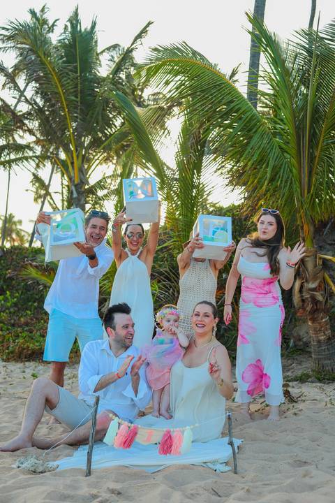 Bruno e Pollyana celebrando o amor e a vida ao lado da pequena Celine, sob o pôr do sol dourado da Praia do Forte. Um ensaio de família repleto de emoção, conexão e beleza natural, capturado no Iberostar Selection Bahia.'