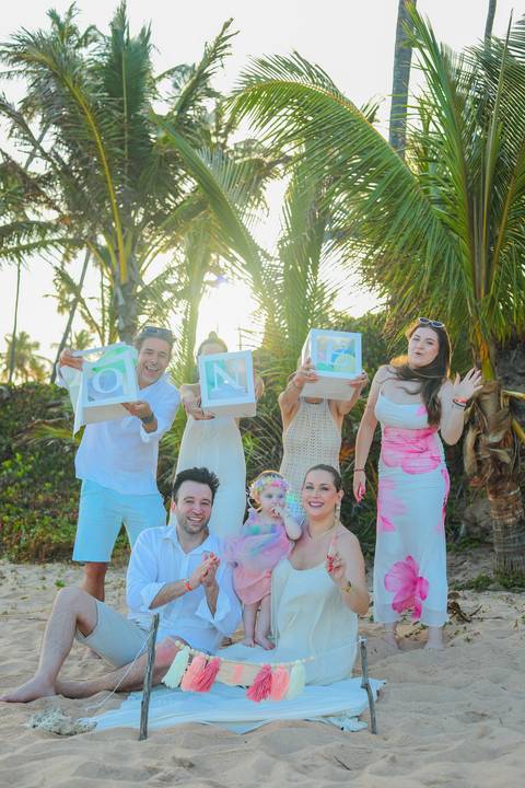 Bruno e Pollyana celebrando o amor e a vida ao lado da pequena Celine, sob o pôr do sol dourado da Praia do Forte. Um ensaio de família repleto de emoção, conexão e beleza natural, capturado no Iberostar Selection Bahia.'