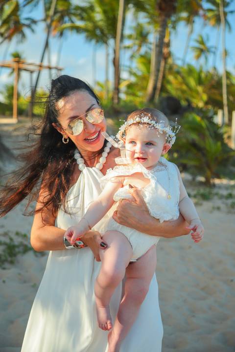 Celine descobrindo o mundo entre o mar e o pôr do sol na Praia do Forte. Um ensaio fotográfico cheio de ternura e liberdade no Iberostar Selection Bahia, onde cada sorriso reflete a pureza da infância e a alegria de estar em família à beira-mar.'